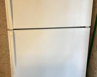 Whirlpool refrigerator freezer, model ET21PK.