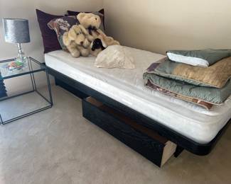 Twin beds (2 available)