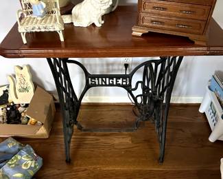 015 - Singer sewing table 34x15