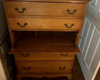 010 - Chest with pull-out desk 33x18