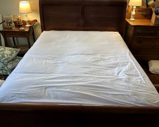 086 - Queen Sleigh Bed