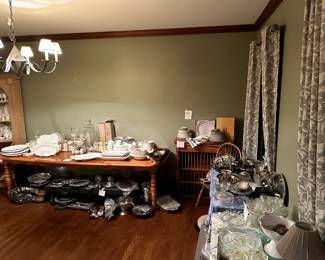 028- Dining Table (9ft by 40 in - has removable leaves) and 8 Windsor chairs 