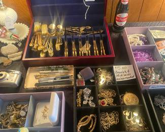 Necklaces & bracelets 