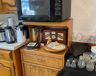 I kinda love this little cart! For your microwave or whatever you fancy …