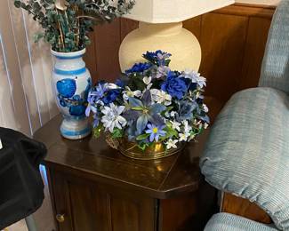 There is actually a pair of side tables 