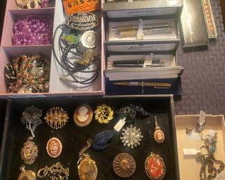 Brooches, pen collection 