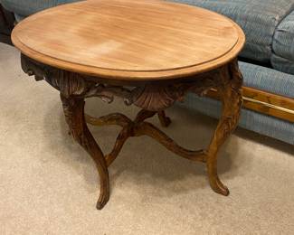 Little oval ornate table 