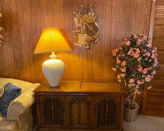Cabinet stereo, 80’s pottery lamp & floral silk tree