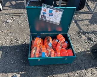 24 RATCHET STRAPS AND TOOL BOX
