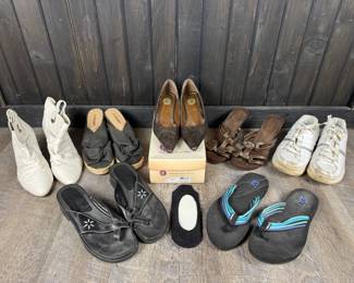 Size 9.5-10 Womens Shoes - Teva, White Leather Steve Maddens