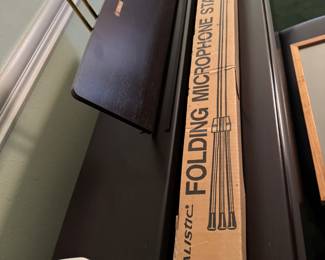 Realistic microphone stand 