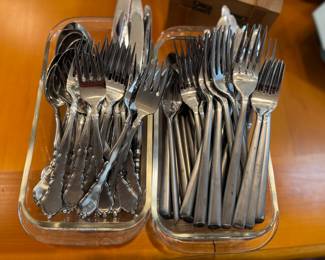 Flatware sets 