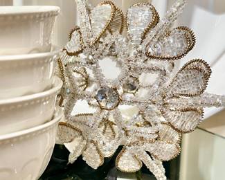 DOESN'T HAVE TO BE CHRISTMAS!  PRETTY POP OF SHINY!