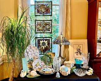 BEAUTIFUL TIFFANY STYLE STAINED GLASS PANELS, DRAGONFLY LAMP.