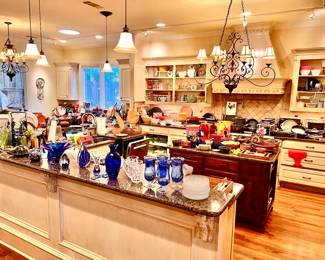 HUGE CHEF'S KITCHEN!