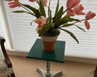 Small table and arrangement