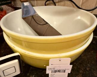 Pyrex Pair of Nesting Bowls