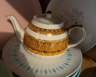 English Sadler Teapot & Melamines 