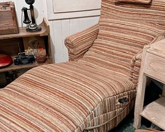 MID CENTURY Modern Massage Lounge Chair w/button controls  good shape