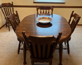 Quality dining set with hutch 