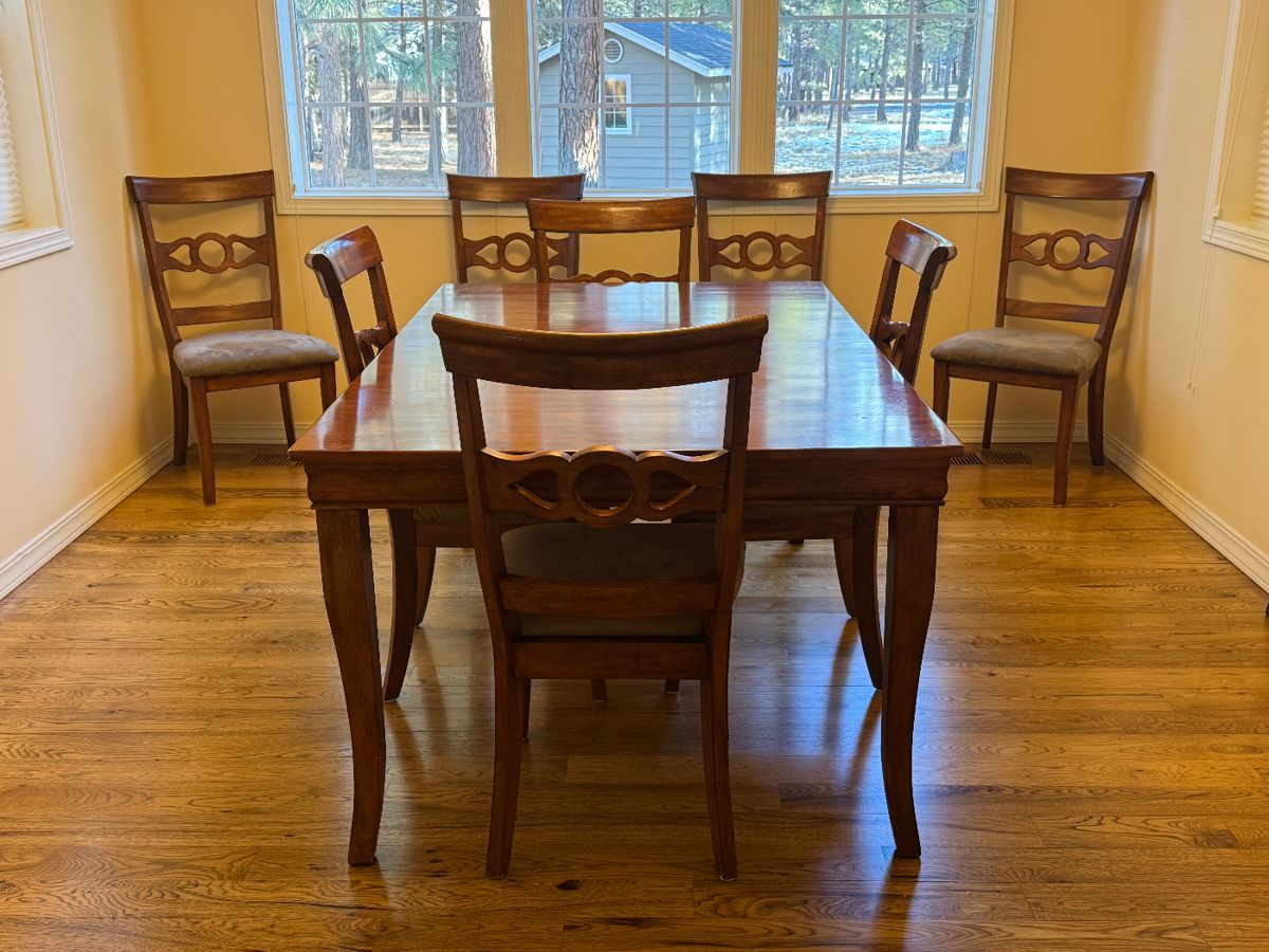Dining room table w/leaf and 8 chairs