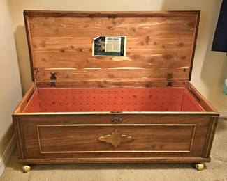 Gunuine Roos cedar chest - Forest Park, Illinois