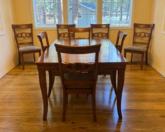 Dining room table w/leaf and 8 chairs