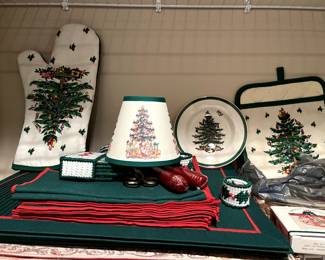 We even have it right down to the pot holders!  Come and get it!