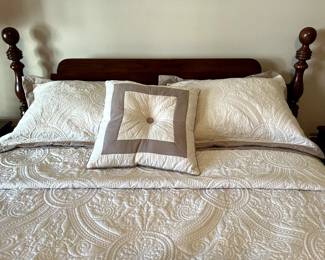 Beautiful King Bedspread and two pillow shams with matching accent pillow