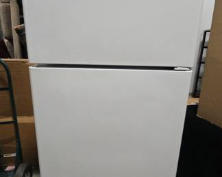 Hotpot Refrigerator With Top Freezer Perfect For The Garage