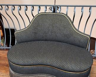 Glamorous great settee. Original fabric. This piece is a little gem