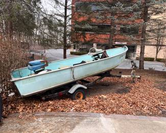 Boat with sonar and tow