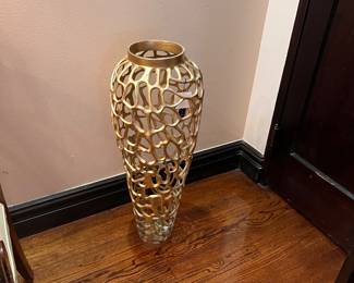 Gold tone Vase. Grand size