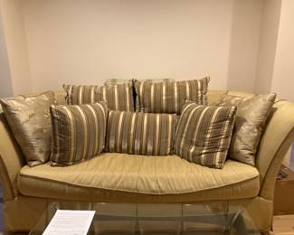 Henrendon  oversized couch with matching pillows 