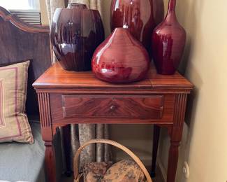 Great vintage end table in excellent condition