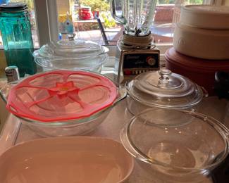 Vintage blender in like new condition! Plus fantastic condition Pyrex of various sizes