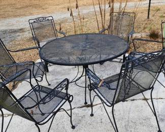 Outdoor Patio Wire Mesh Dining Table and Chairs