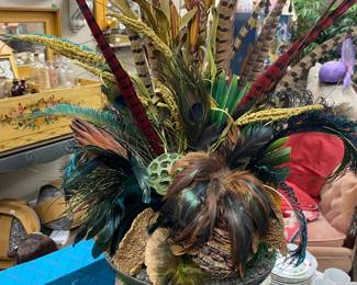 Decorative vase with feathers