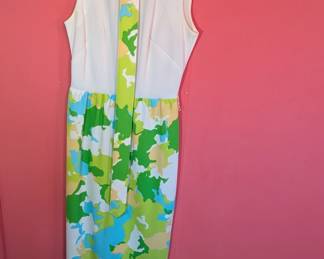 Look at the lovely dress! Knock your friends out with this beautiful number!