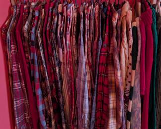 Around 20-30 vintage flannel shirts. Most are size small.