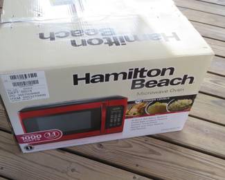 Lot 212. Hamilton Beech 1.1 cubic feet 1,000 watt Microwave