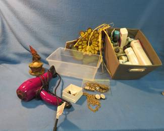 Lot 88. Notions and costume jewelry