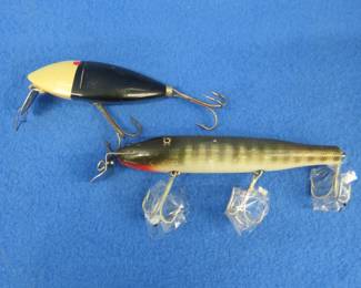 Lot 479. True Temper 2 1/2" Injured Shad and a CCBC 4 1/2" wooden Pikie with tack eyes