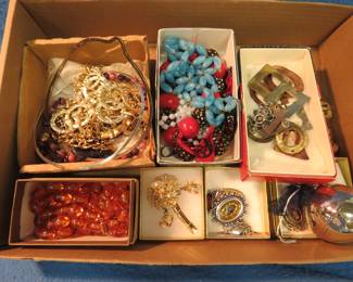 Lot 296. Costume jewelry