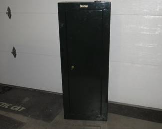 Lot 279. Sentinel 8-position gun safe with a shelf. Includes 2 keys.
