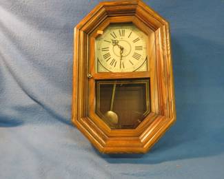 Lot 89. Howard Miller battery-operated clock. Untested