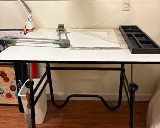 Adjustable art/drafting table