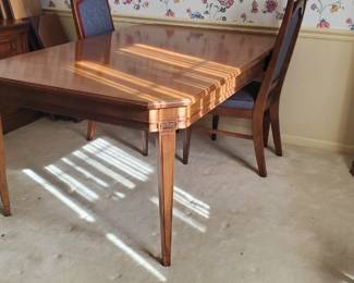 Dining table has 3 leaves