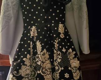 Ladies, small size, maybe a size (6)? 