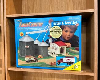 ERTL Farm Country Toy Grain & Feed 73 pc Set